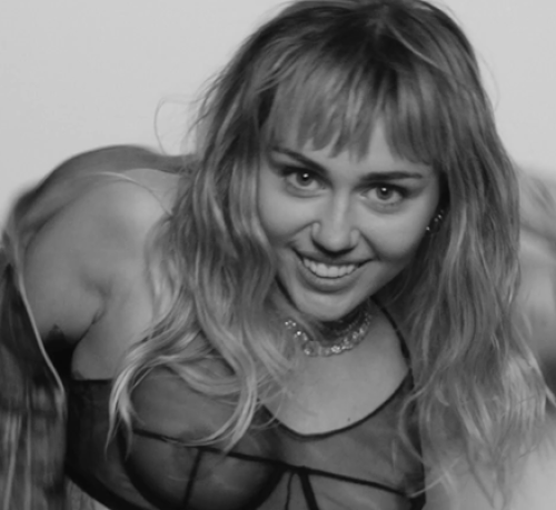 Miley-Cyrus-SHE-IS-COMING---D.R.E.A.M.-sequence-1.gif