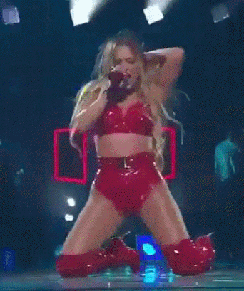 Jennifer Lopez spread legs on stage