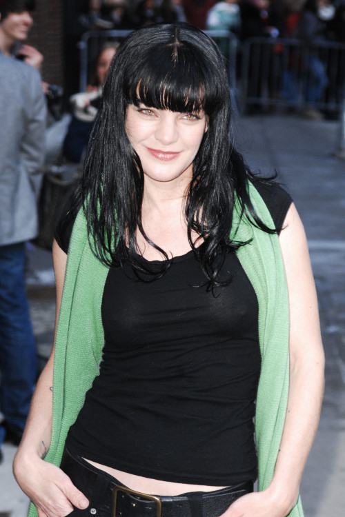 PauleyPerretteLateShowwithDavidLetterman31Jan2011 039