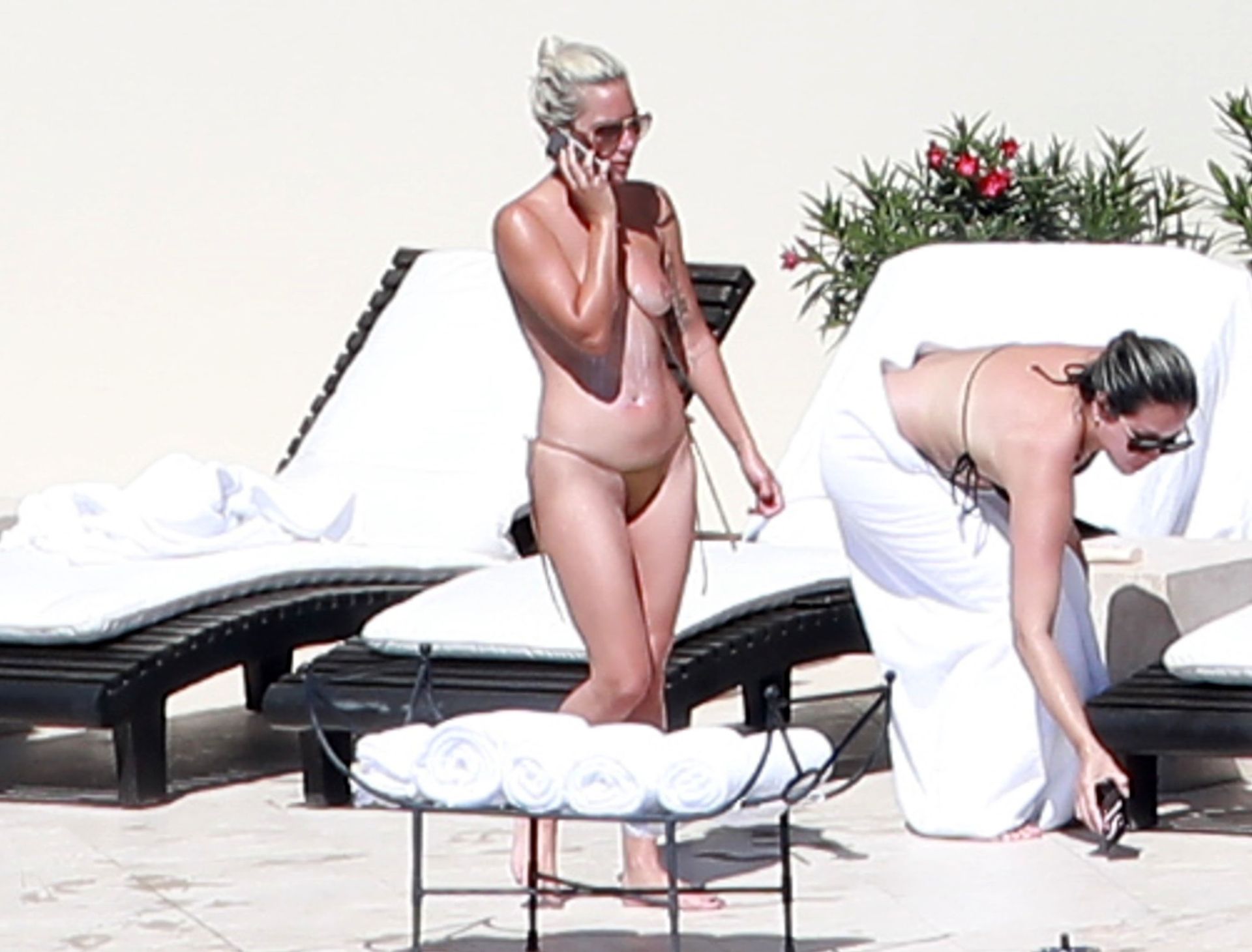 Изображение LG (4) в альбоме Lady Gaga - Sunbathing Topless In Mexico, 2/14...